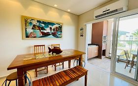 Apto à poucos passos da praia e Vista Mar-Toninhas
